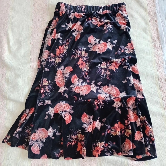 Velvet Floral Asymmetrical Skirt in Black and Pink - Picture 3 of 5